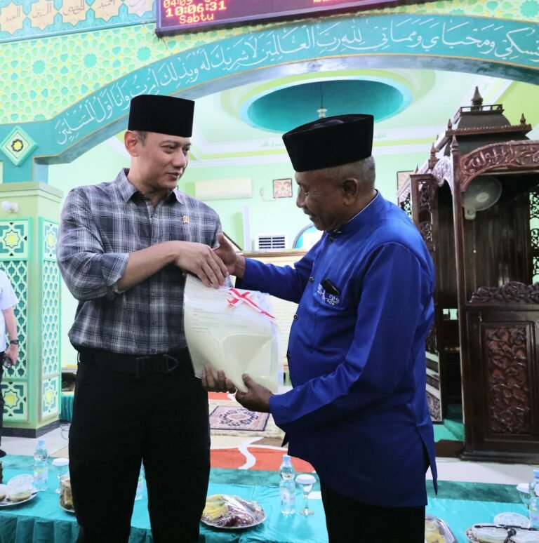 Terima Sertipikat Wakaf, Warga Tanjung Hulu, Pontianak Timur Tak Lagi Khawatir Kehilangan Masjid