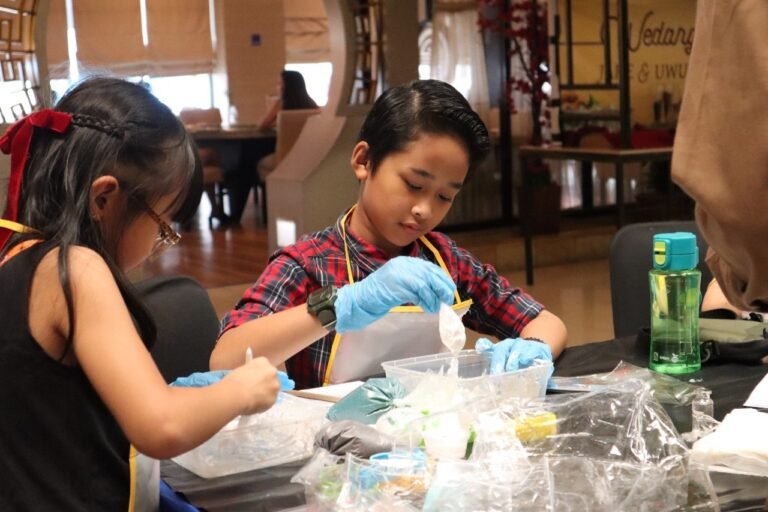 Momen Liburan Sekolah, Aston Pontianak Tawarkan Promo School HoliDEALS dan Fun Chemistry For Kids