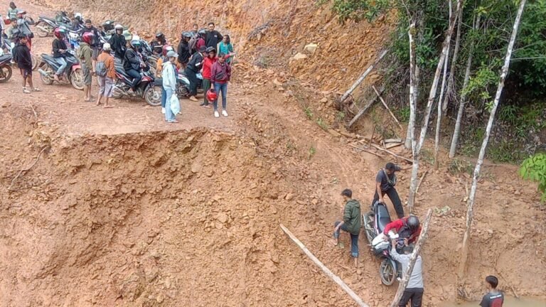 Akibat Tanah Longsor Akses ke 5 Desa di Kecamatan Ella Hilir Terputus