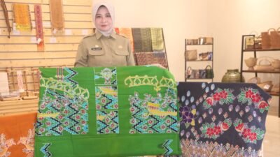 Penjabat Ketua Dekranasda Kalbar Apresiasi Wastra Karya Siswi SMK Negeri 6 Pontianak