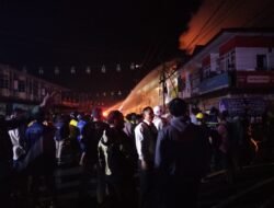 Polisi Selidiki Penyebab Terbakarnya 14 Ruko di Pasar Sambas, TKP Dipasang Policeline