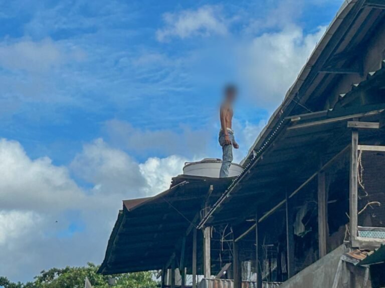 Sakau Sabu, Seorang Pria Nekat Panjat Atap Hotel di Pontianak dan Melukai Diri Dengan Paku