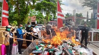Barang Bukti Kejahatan di Pontianak Dimusnahkan, Jaksa Bakar Rokok Ilegal