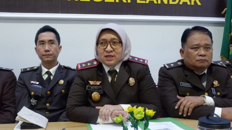 Kejari Landak Tahan Dua Tersangka Dugaan Korupsi Pembagunan Pertades