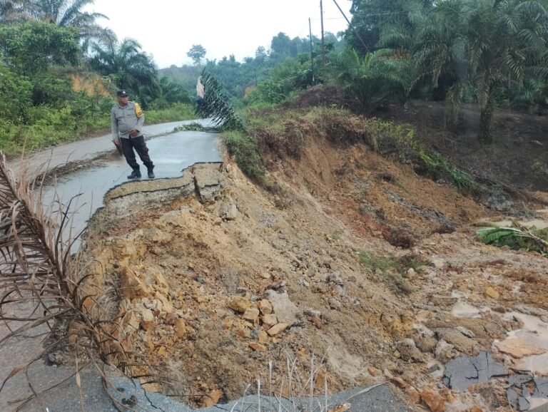 Tanah Longsor Terjadi di Dusun Engkalong Landak, Warga Diminta Waspada