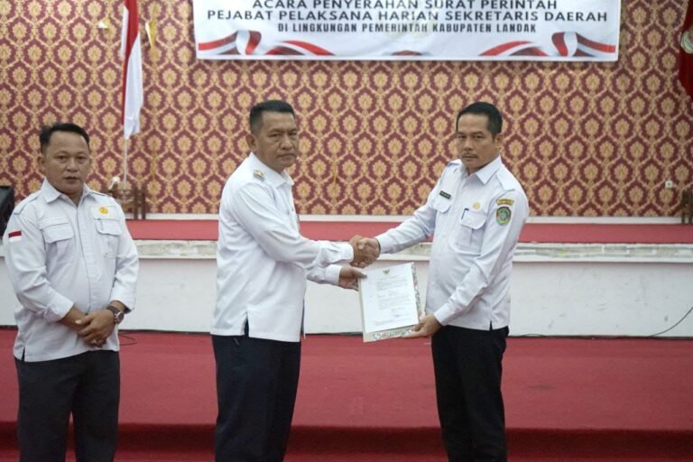 Gantikan Vinsensius, Pj Bupati Landak Serahkan SK PLH Sekda Pada Heri Adiwijaya