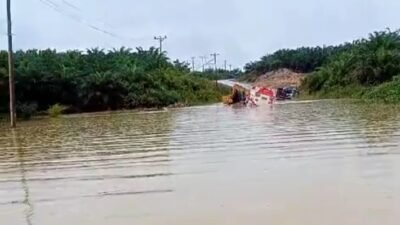 Hampir Sepekan Jalan Paralel Perbatasan di Senaning Terputus Akibat Banjir