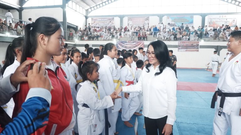 Karolin Buka Kejuaraan Karate se-Kalbar Piala Forki Landak