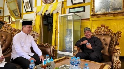 Norsan Berbincang Akrab dengan Pangeran Tarhan di Istana Alwatzikoebillah Sambas