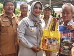 Bupati Serahkan Bansos Inflasi di 4 Desa dan 1 Kelurahan