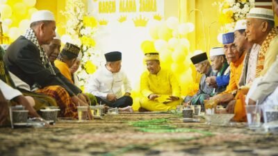 Ria Norsan Khusyuk Ikuti Tradisi dan Ritual Adat Aqiqah Anak Sultan Sambas