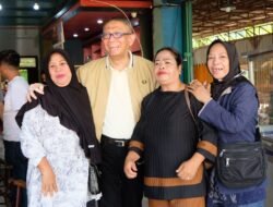 Segelas Kopi Hitam dan Mie Instan Temani Sutarmidji saat Berbincang dengan Masyarakat Sekadau
