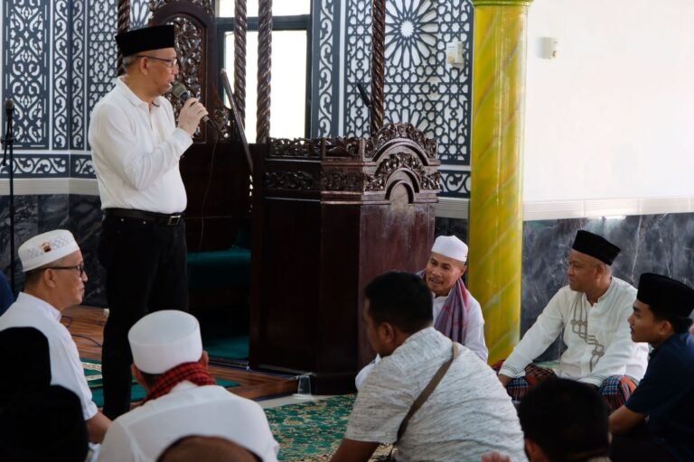 Bang Midji Beri Tausiyah Jumat Sekaligus Serahkan Bantuan Sajadah di Masjid Miftahul Jannah Melawi