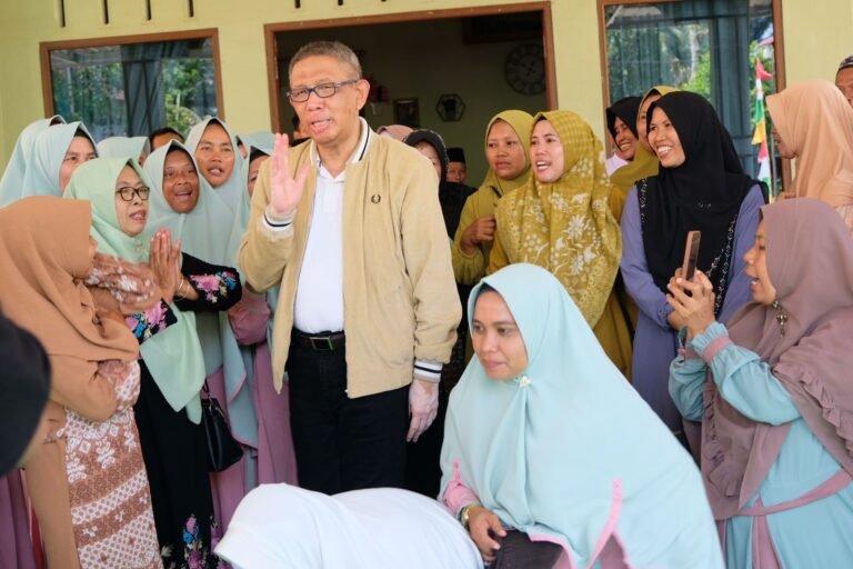 Sutarmidji Disambut Meriah Ratusan Emak-emak Saat Silaturahmi di Parindu, Kabupaten Sanggau