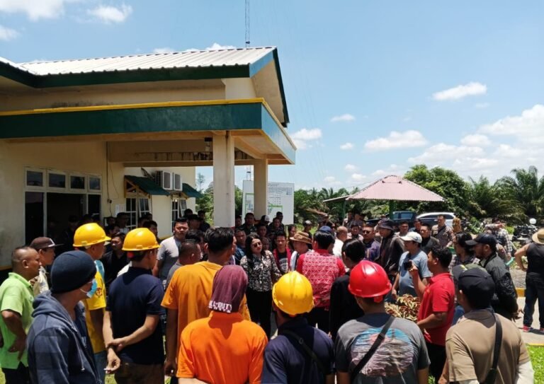 Warga Balai Agung Harap PT. PSL Sintang Tetap Beroperasi