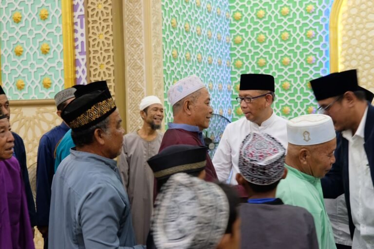 Salat Isya di Mentibar, Bang Midji Sampaikan Siar Tentang Hukum Islam