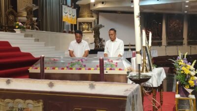 Krisantus Beri Penghormatan Terakhir Untuk Uskup Agung di Katedral