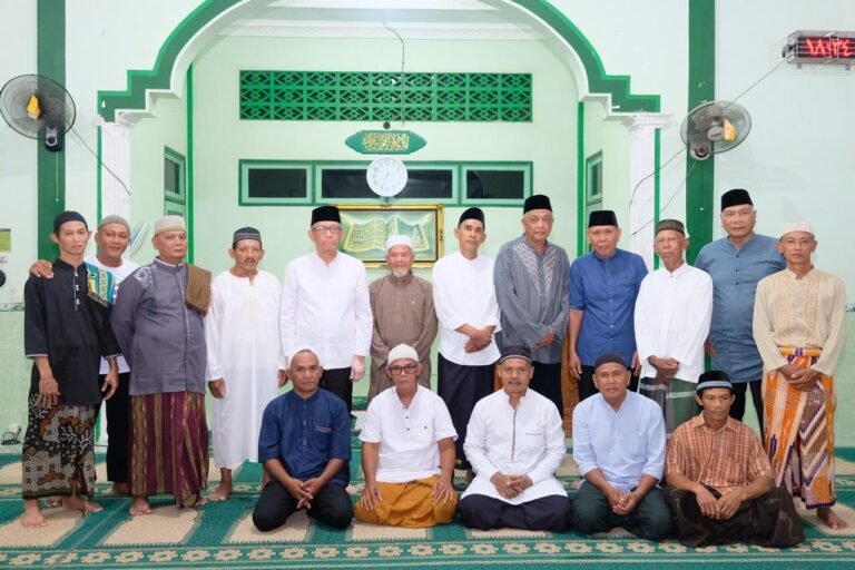 Sutarmidji Berbagi Ilmu tentang Hukum Islam di Masjid Al-Hidayah Singkawang