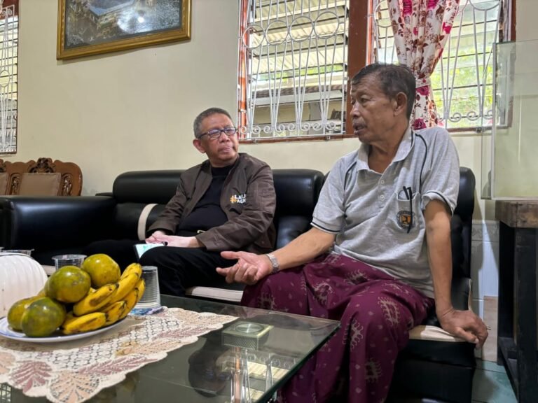 Jenguk Tokoh Muslim Singkawang Ustadz Jawani, Midji Doakan Agar Segera Pulih dan Bisa Kembali Berceramah