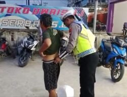 Viral Aksi Sigap Aipda Harry Personel Polres Landak Belikan Pakaian bagi ODGJ