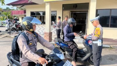 Personel Polres Landak Dirazia Mendadak, Periksa Kelengkapan Surat Kendraan