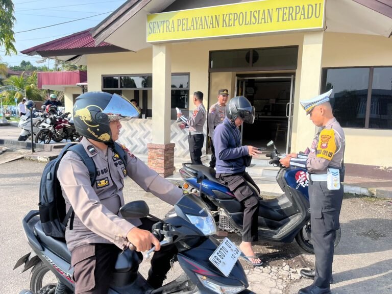 Personel Polres Landak Dirazia Mendadak, Periksa Kelengkapan Surat Kendraan