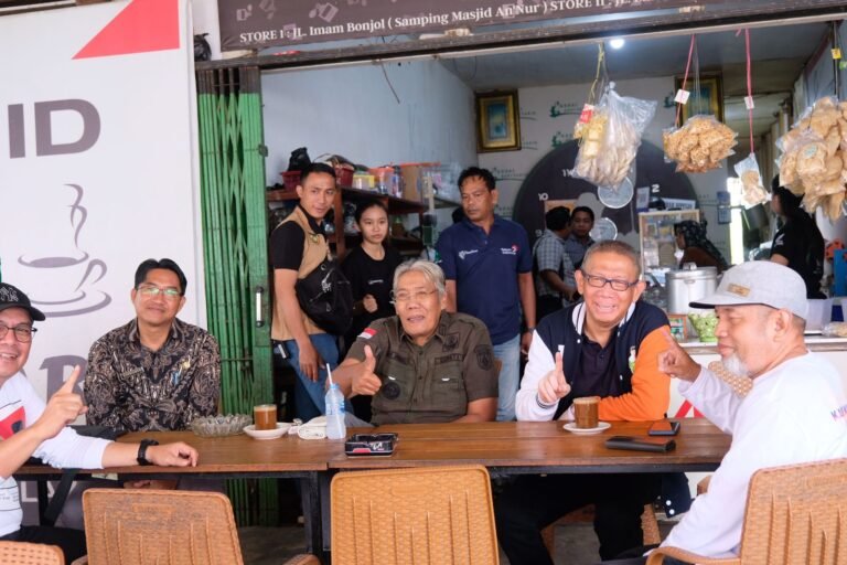 Nikmati Suasana Pagi di Sintang, Midji Ngopi Bareng Jarot dan Warga