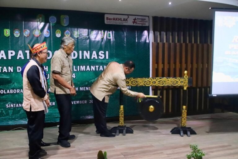 Pukul Gong, Pj Sekda Kalbar Buka Rakor Pendapatan Daerah Se-Kalbar di Sintang