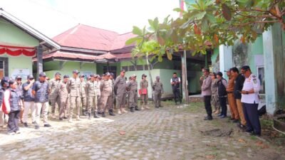 Polres Sintang Backup Bawaslu Tertibkan APK Paslon Pilkada