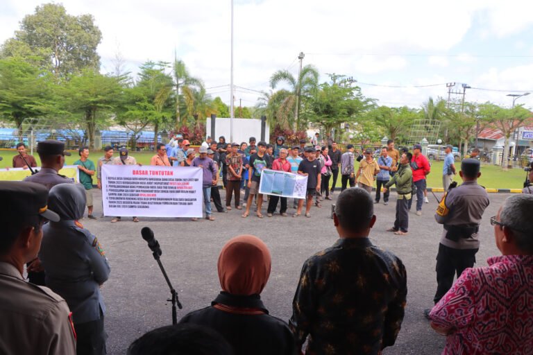 Pengamanan Aksi Damai Warga Desa Sungai Raya Personel Polres Sintang Dikerahkan
