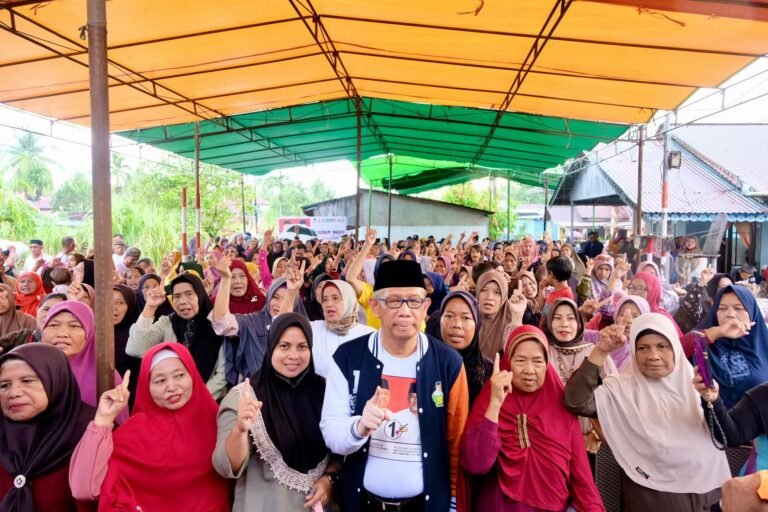 Disambut Ratusan Warga Kuala Dua, Midji Janji Bakal Bangun Lima SMA/SMK Lagi di Kubu Raya