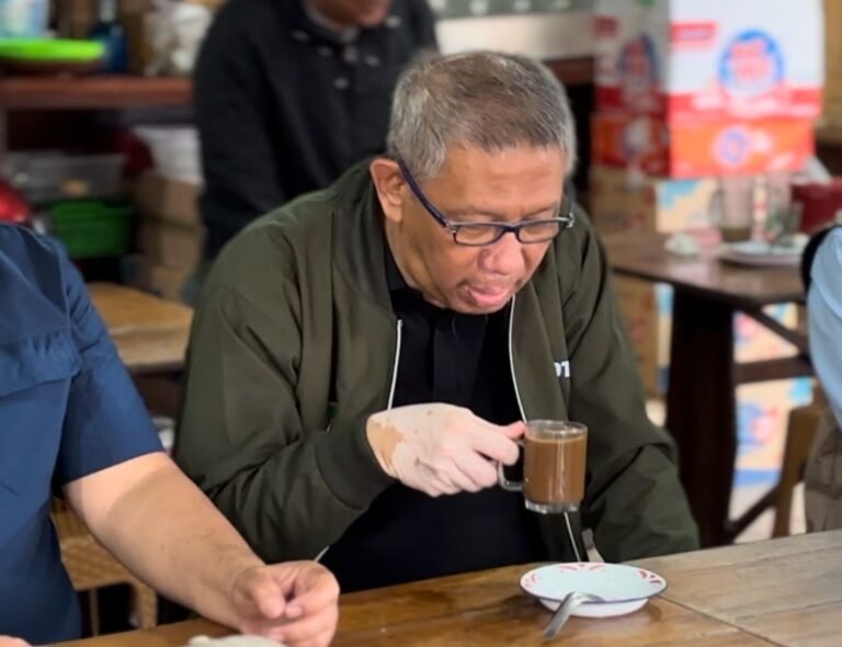 Nikmati Suasana Pagi di Melawi, Midji Ngopi Bareng Warga