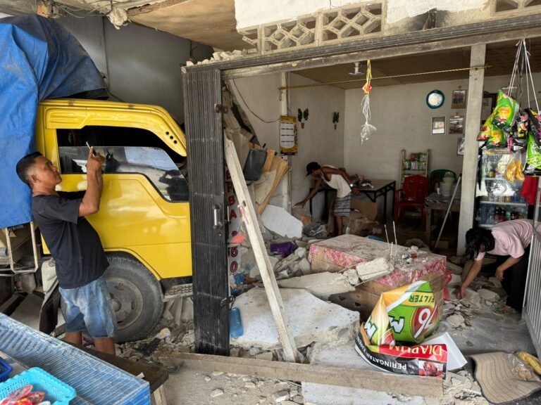 Akibat Rem Blong Truk Tabrak Rumah Warga di Banyuke Hulu