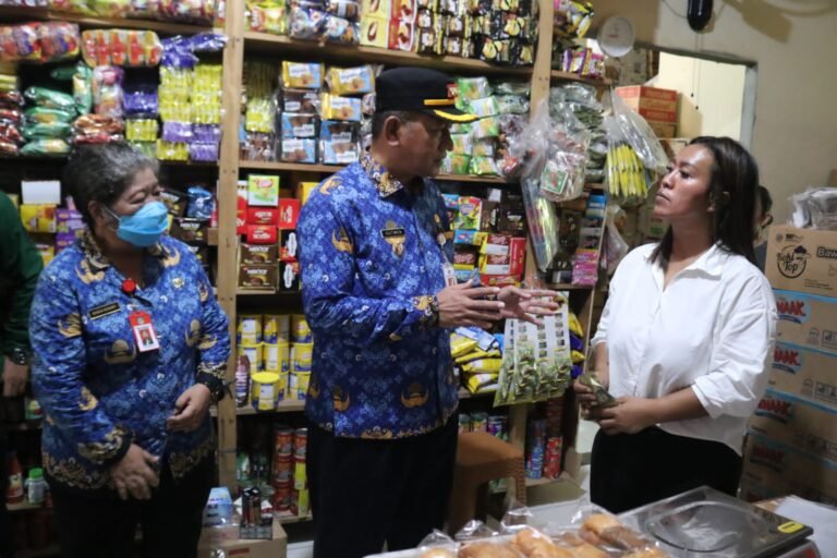 Sidak Pasar Rakyat Ngabang, Gutmen Pastikan Kebutuhan Pokok Tersedia