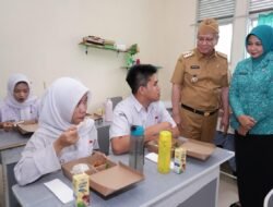 Simulasi Makan Bergizi Gratis Rp 15.000 di Pontianak: Ada Ayam, Buah dan Susu