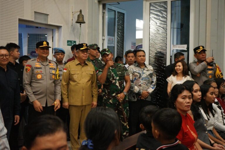 Monitoring Malam Natal 2024, Kapolda Kalbar dan Forkopimda Pastikan Kegiatan Ibadah Bejalan Kondusif