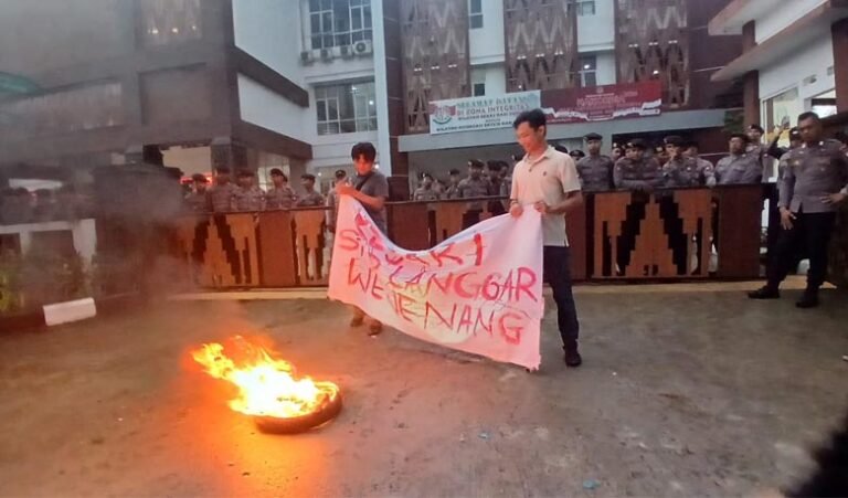 Mahasiswa Bakar Ban di Kejari Pontianak, Agim: Kalau Tidak Ada “Makan” Kenapa Harus Takut