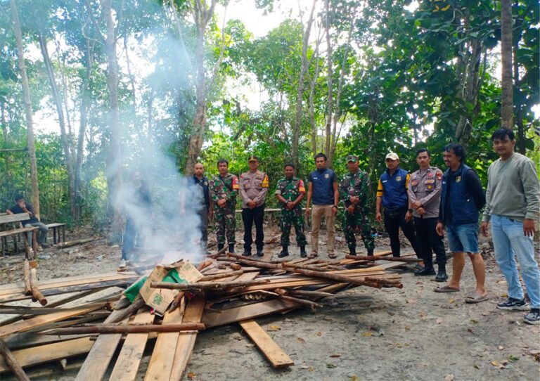 Digerebek Tim Gabungan, Pelaku Judi Sabung Ayam Kocar Kacir