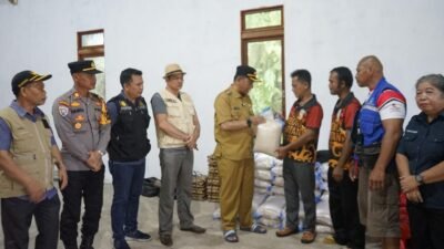 Tinjau Banjir Nahaya, Gutmen Nainggolan Serahkan Bantuan Sembako