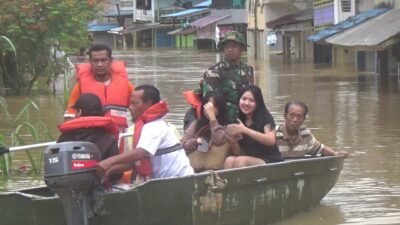 Personel Koramil 05/Menyuke Bantu Evakuasi Warga Terdampak Banjir di Darit