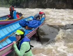 Kadisdikbud Kalbar Taklukan Riam dan Jeram Berarus Deras Antarkan Kado Sepatu untuk Anak-anak Tanjung Lokang Kapuas Hulu