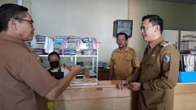 Hari Pertama Ngantor, Wakil Bupati Sintang Florensius Ronny Lakukan Sidak ke Disdukcapil