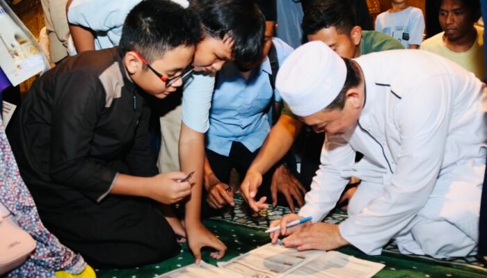 Saat Gubernur Baru Kalbar Diserbu Bocil Minta Tanda-tangan Usai Shalat Tarawih