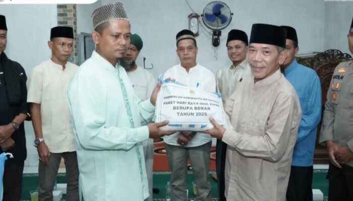 Pemkab Ketapang Serahkan Bantuan untuk Tiga Rumah Ibadah dan Satu Ponpes dalam Safari Ramadan