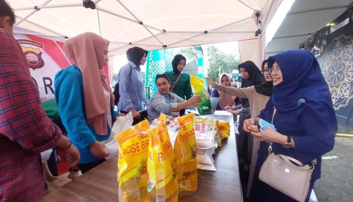 Polda Kalbar dan Mahasiswa Gelar Bazar Murah di Masjid Raya Mujahidin
