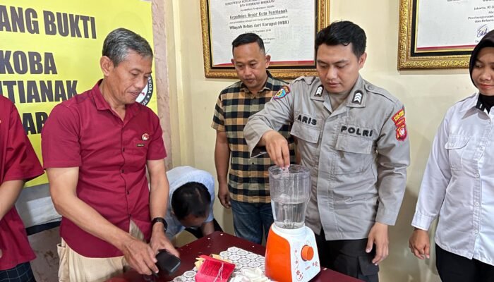 Polisi Musnahkan Sabu Tangkapan di TKP Depan Apotek Sehat Jalan Pahlawan Pontianak