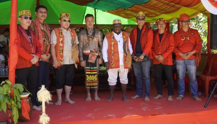 Perjuangkan Hak Masyarakat Adat, TBBR Berikan Gelar Kehormatan kepada Natalius Pigai dan Dudung Abdurachman