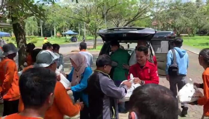 Polda Kalbar dan Mahasiswa Berbagi 200 Paket Sembako untuk Petugas Kebersihan
