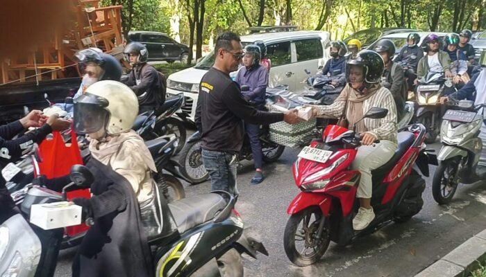 Satgas Barisan Pemuda Melayu Bagikan 3.000 Takjil di Pontianak dan Sekitarnya