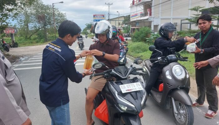 Aksi Berbagi Takjil Polres Sambas dan Mahasiswa, Wujud Kepedulian Terhadap Masyarakat